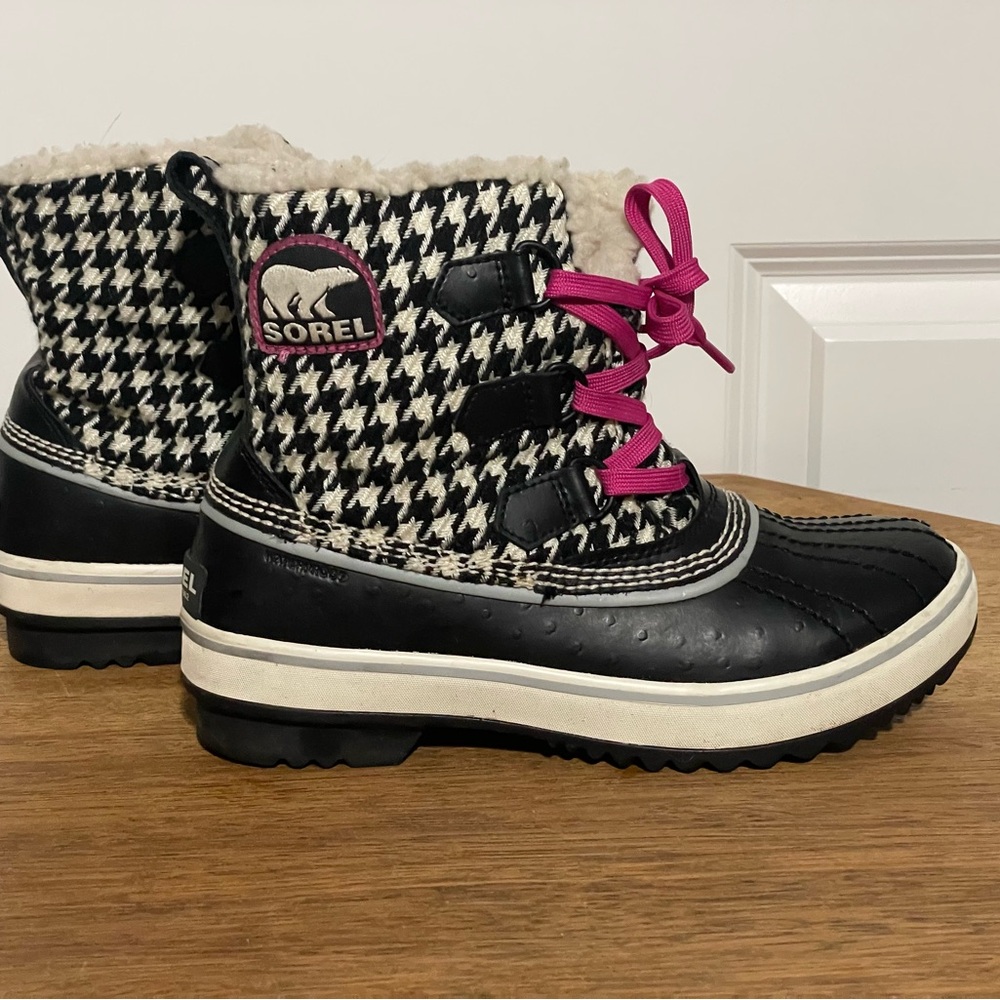 Sorel Black and White Houndstooth Boots with Pink Accents Woman’s Size 6 - Picture 4 of 10